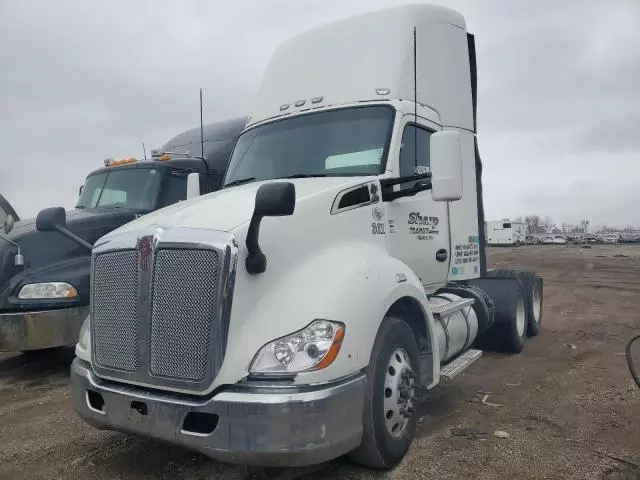 2017 Kenworth Construction T680