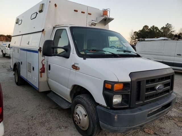 2010 Ford Econoline E450 Super Duty Cutaway Van