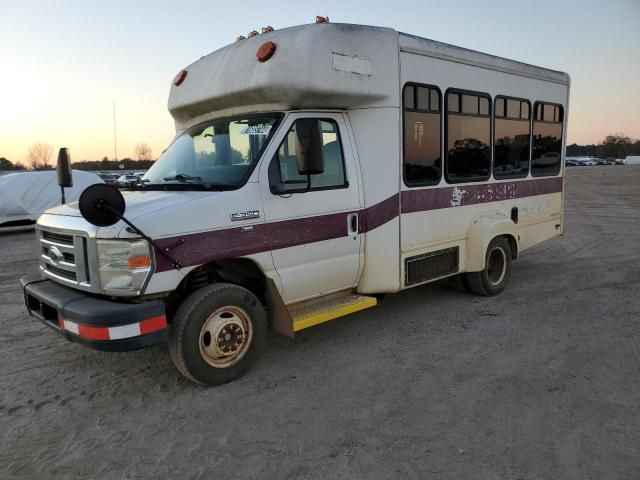 2011 Ford Econoline E350 Super Duty Cutaway Van