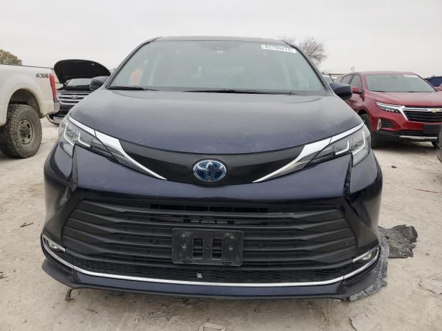 2021 Toyota Sienna XLE