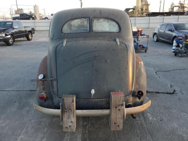 1937 Ford Sedan