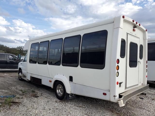 2013 Ford Econoline E450 Super Duty Cutaway Van