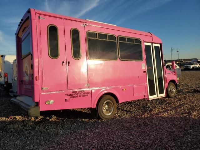 2015 Ford Econoline E450 Super Duty Cutaway Van