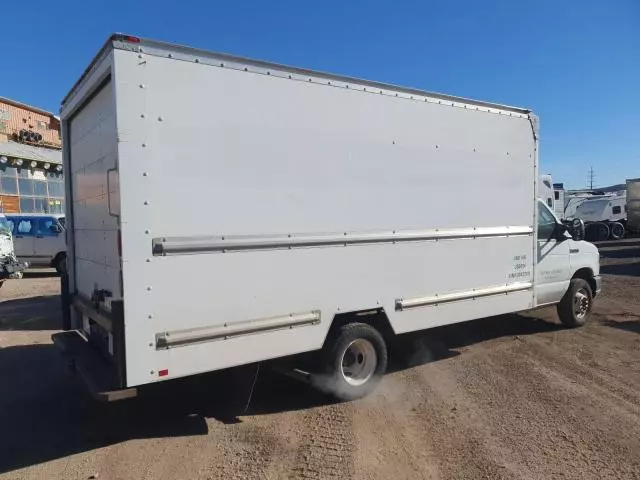 2012 Ford Econoline E350 Super Duty Cutaway Van