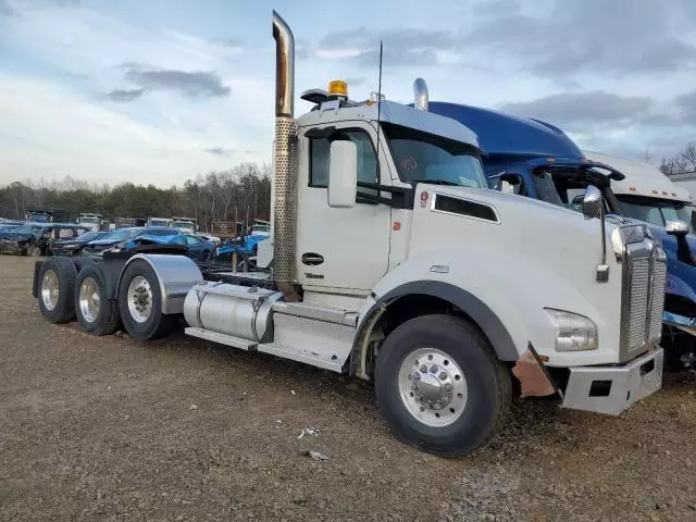 2023 Kenworth Construction T880