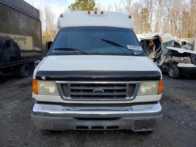 2004 Ford Econoline E350 Super Duty Cutaway Van