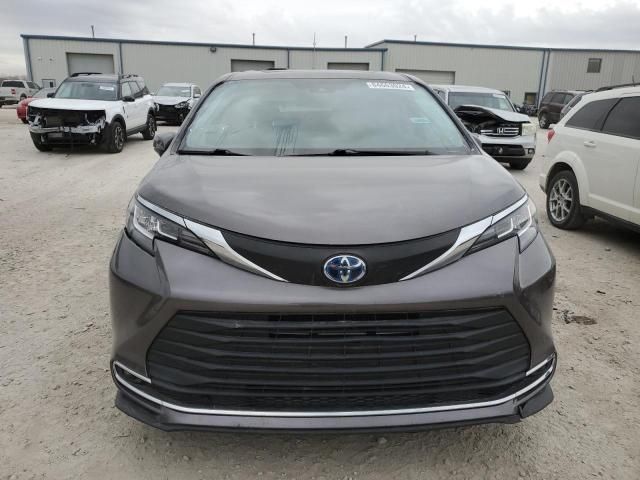 2021 Toyota Sienna LE