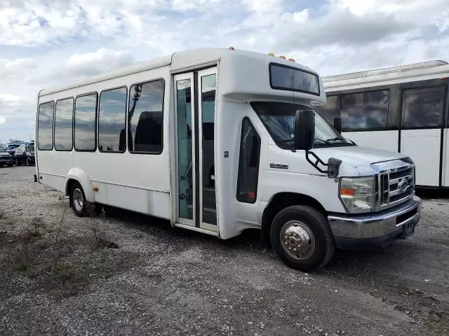 2013 Ford Econoline E450 Super Duty Cutaway Van