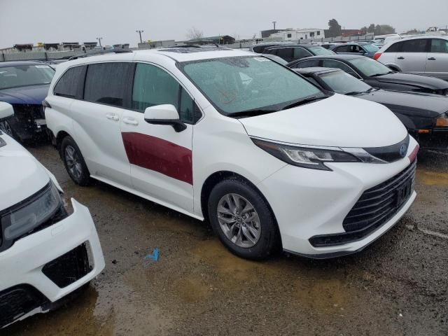 2022 Toyota Sienna LE