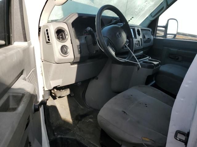 2012 Ford Econoline E350 Super Duty Cutaway Van