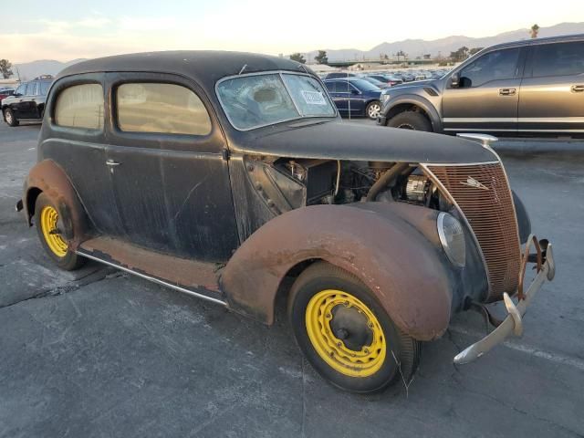 1937 Ford Sedan