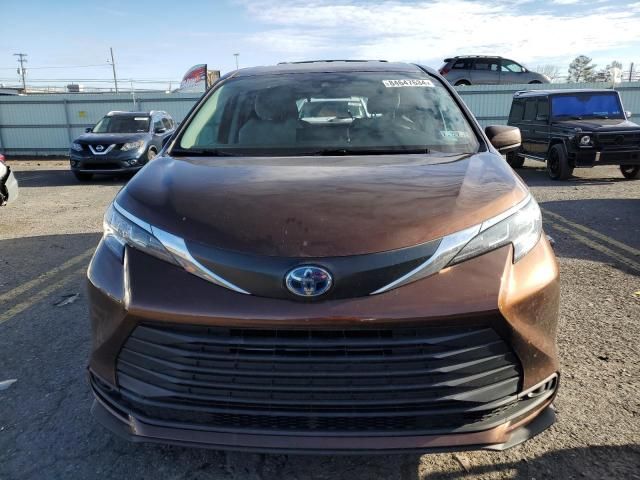 2022 Toyota Sienna LE