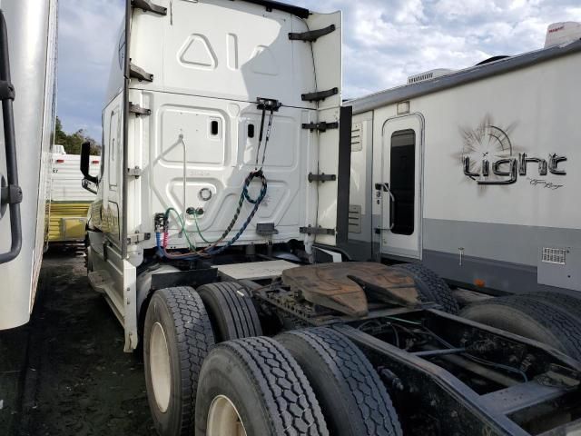 2019 Freightliner Cascadia 126