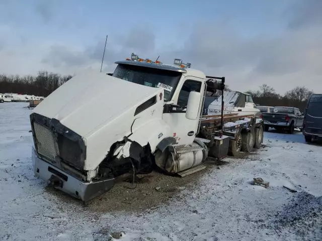 2019 Kenworth Construction T880