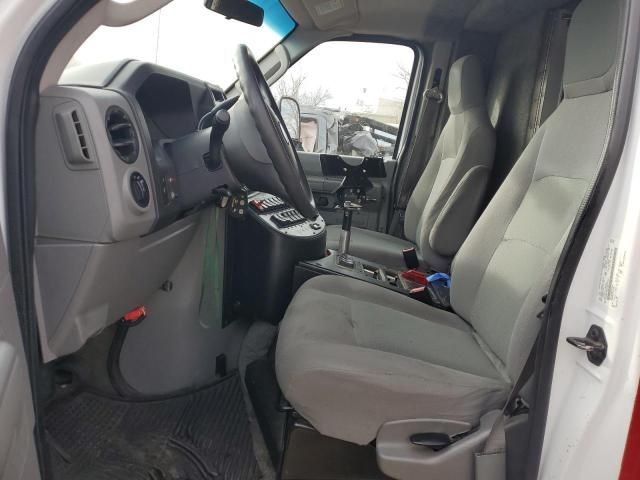 2014 Ford Econoline E450 Super Duty Cutaway Van