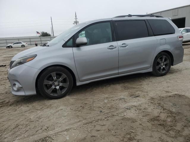 2015 Toyota Sienna Sport