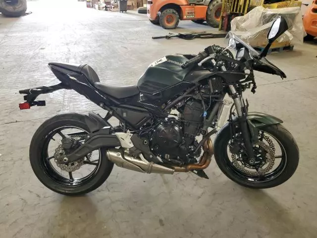 2025 Kawasaki EX650 P