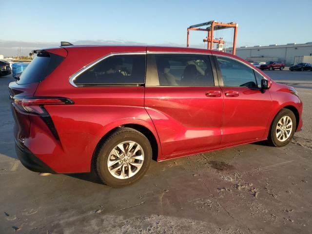 2022 Toyota Sienna LE