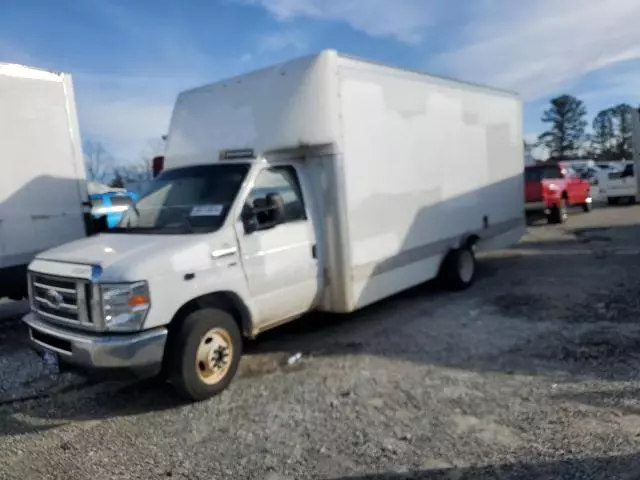 2019 Ford Econoline E450 Super Duty Cutaway Van