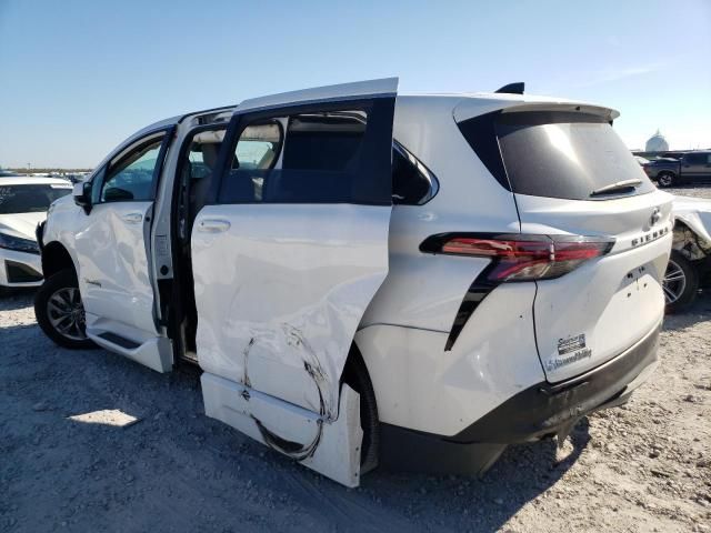 2022 Toyota Sienna LE