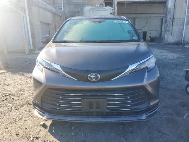 2021 Toyota Sienna LE