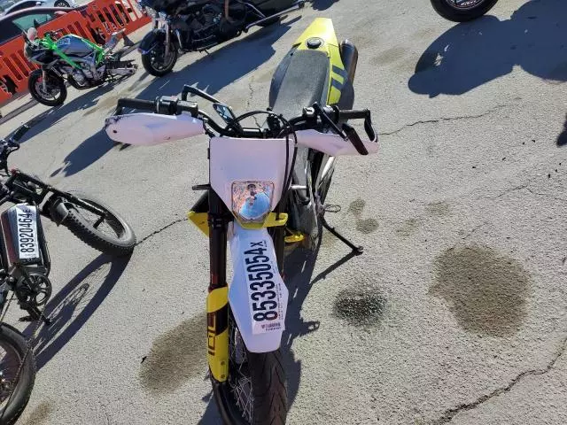 2023 Husqvarna Supermoto 701