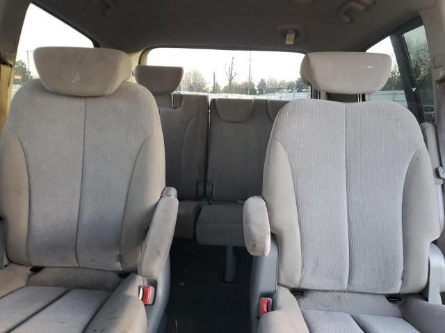 2010 KIA Sedona LX