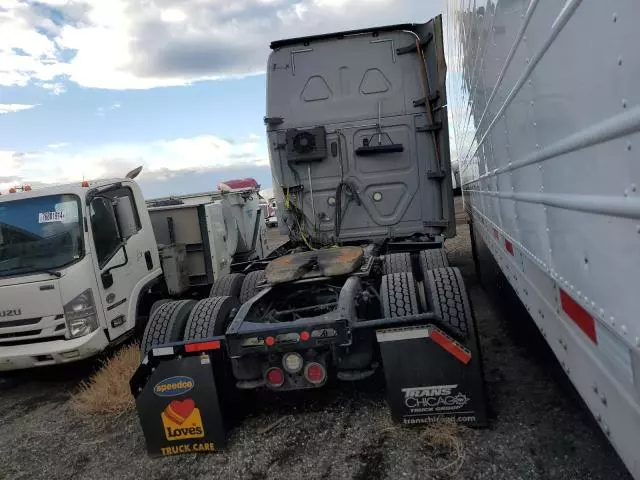 2020 Freightliner Cascadia 126