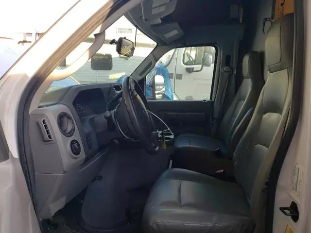 2017 Ford Econoline E350 Super Duty Cutaway Van