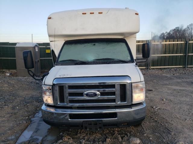 2018 Ford Econoline E450 Super Duty Cutaway Van