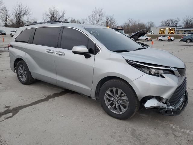 2022 Toyota Sienna LE