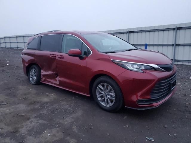 2022 Toyota Sienna LE