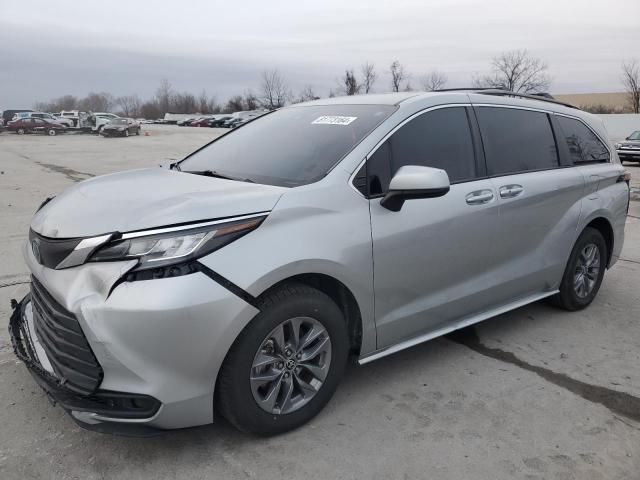 2022 Toyota Sienna LE