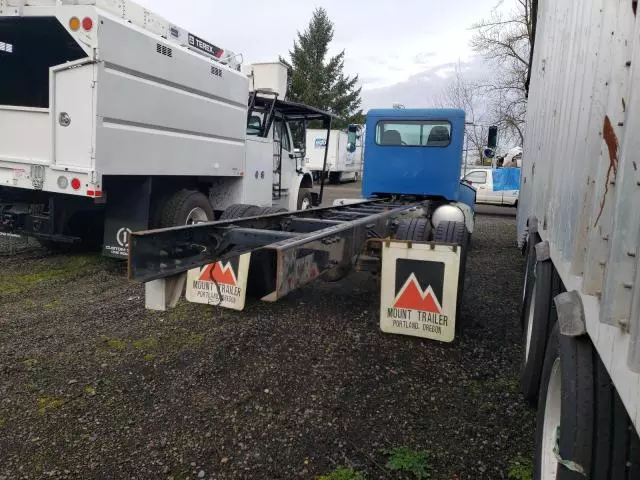 2005 Peterbilt 330