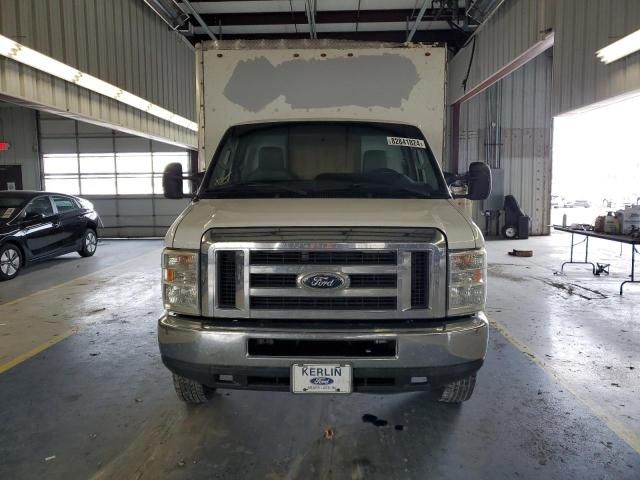 2015 Ford Econoline E450 Super Duty Cutaway Van