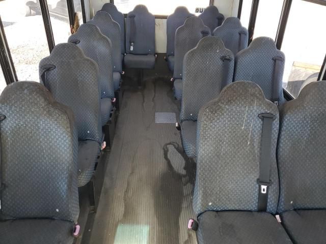 2005 Ford Econoline E350 Super Duty Cutaway Van