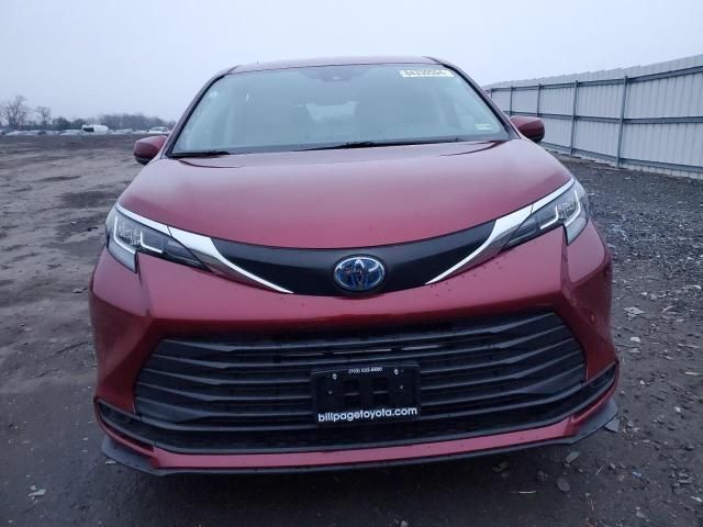 2022 Toyota Sienna LE