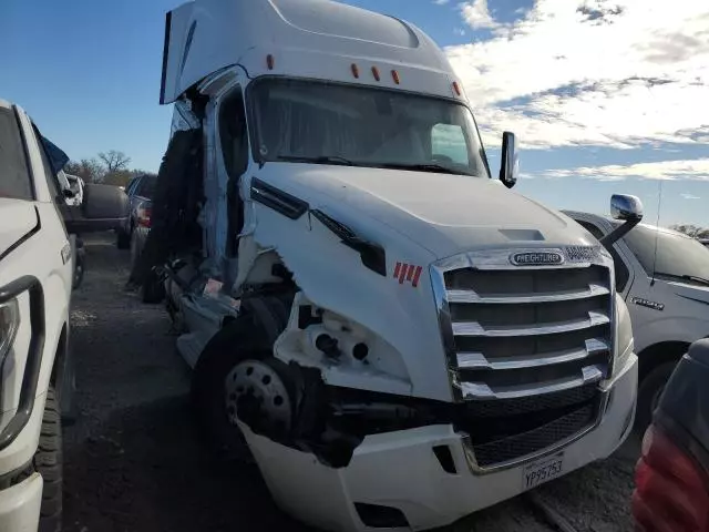 2019 Freightliner Cascadia 126