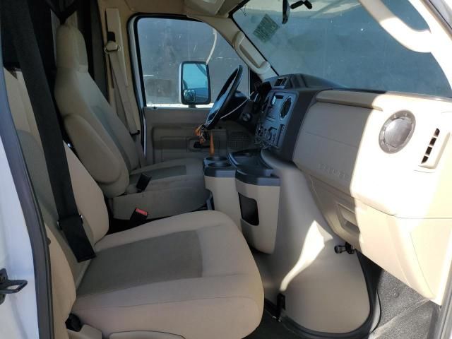 2017 Ford Econoline E450 Super Duty Cutaway Van