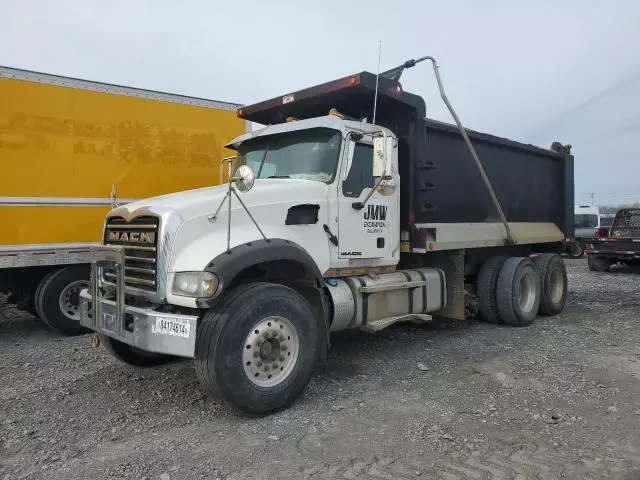 2013 Mack 700 GU700