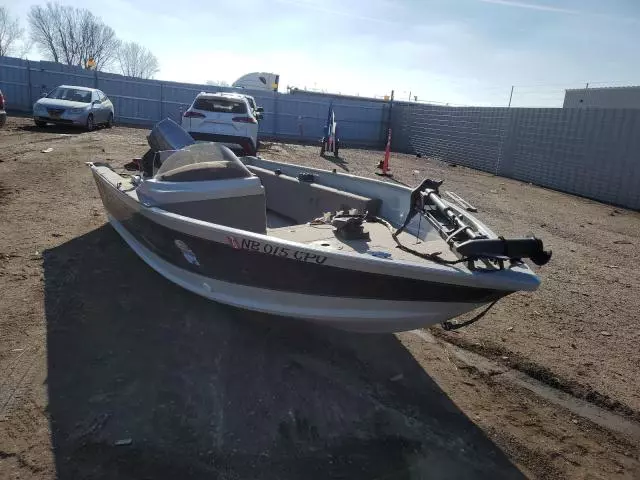 2001 Smoker Craft Boat