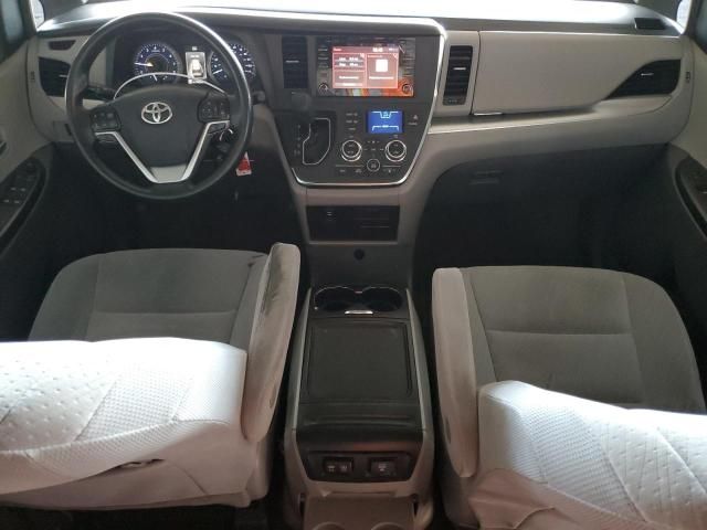 2018 Toyota Sienna LE