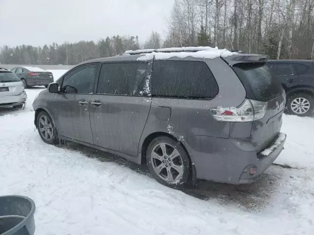 2019 Toyota Sienna SE