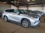 2022 Toyota Highlander Hybrid Platinum