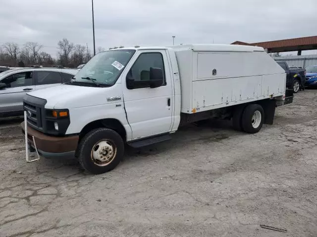 2012 Ford Econoline E450 Super Duty Cutaway Van