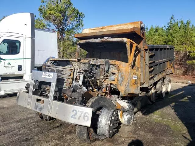 2004 Mack 700 CV700