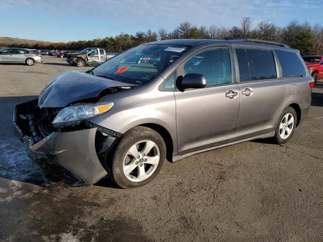 2019 Toyota Sienna LE