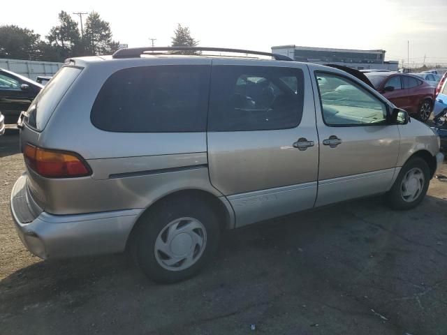 2000 Toyota Sienna LE