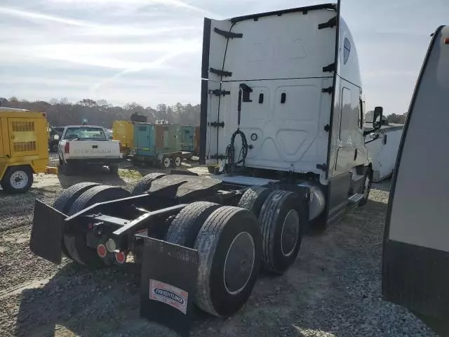 2021 Freightliner Cascadia 126