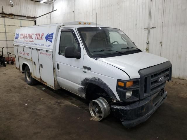 2010 Ford Econoline E350 Super Duty Cutaway Van